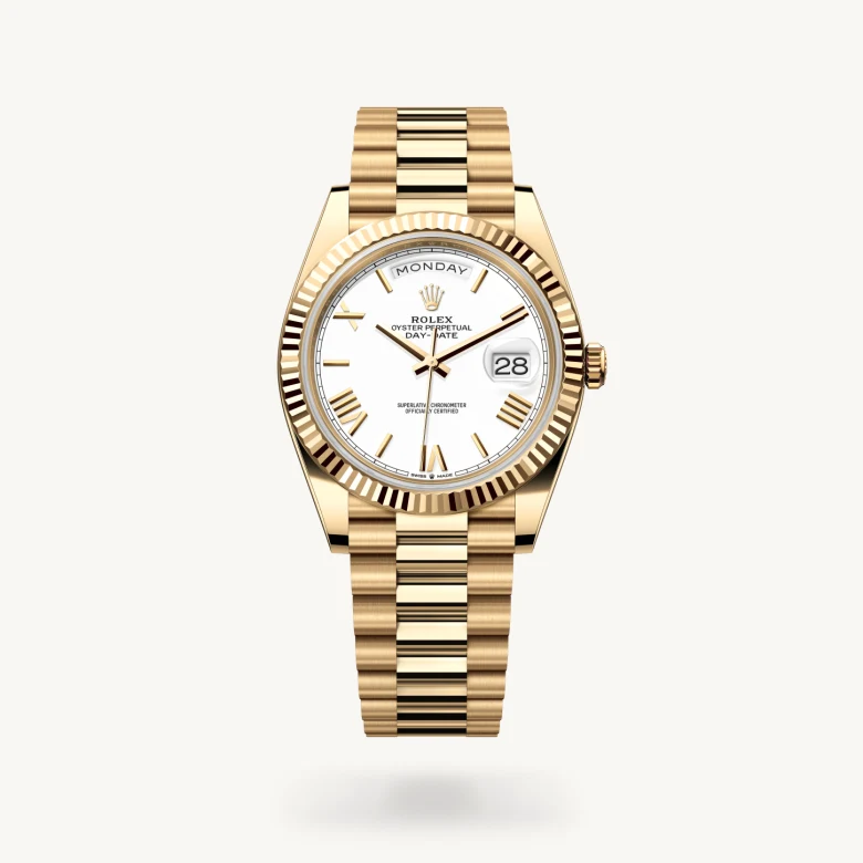 Rolex Day-Date 40 in 18 ct yellow gold with White dial, Fluted bezel, and 18 ct yellow gold bracelet